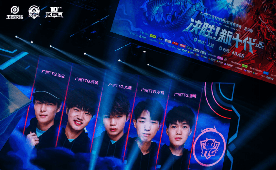 背后藏着对 背后藏着对